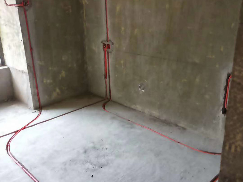 全屋電路布線：首先要根據電路的用途進行電路定位。比如，開關、插座、燈等根據要求進行定位。定位完成后，根據定位和電路走向，開布線槽。線路槽很有講究，要橫平豎直。不過，規范的做法是盡量少開橫槽，會影響墻的承受力。開槽深度應一致，一般為PVC管直徑+10mm，要求槽線筆直。 線管有冷彎管和PVC管兩種，最好用315重型PVC管，冷彎管可以彎曲而不斷裂，是布線的最好選擇，因為它的轉角是有弧度的，線可以隨時更換，而不用開墻。冷彎管要用彎管工具，弧度應該是線管直徑的6倍，先排管，后用鋼絲穿過，便于以后線路升級、維修。