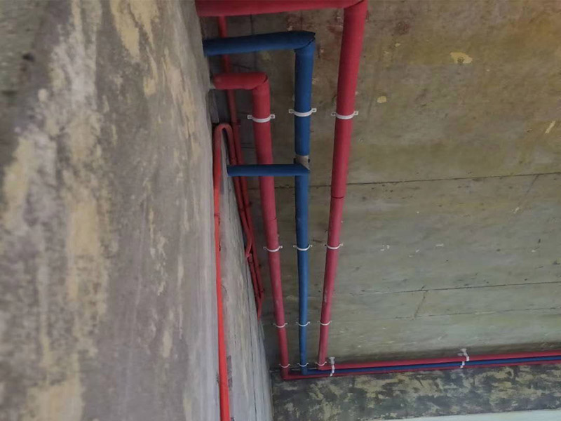 全屋電路布線：首先要根據電路的用途進行電路定位。比如，開關、插座、燈等根據要求進行定位。定位完成后，根據定位和電路走向，開布線槽。線路槽很有講究，要橫平豎直。不過，規范的做法是盡量少開橫槽，會影響墻的承受力。開槽深度應一致，一般為PVC管直徑+10mm，要求槽線筆直。 線管有冷彎管和PVC管兩種，最好用315重型PVC管，冷彎管可以彎曲而不斷裂，是布線的最好選擇，因為它的轉角是有弧度的，線可以隨時更換，而不用開墻。冷彎管要用彎管工具，弧度應該是線管直徑的6倍，先排管，后用鋼絲穿過，便于以后線路升級、維修。