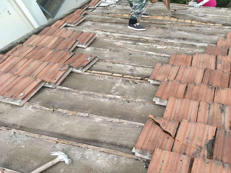 瓦房拆除防水維修：在屋頂擺列的椽子上，一般會加蓋一層木板，稱作望板，用以承托苫背和瓦件，除了木質望板之外，還有荊芭，瓦芭，席箔，葦箔，望磚等其他材料，在這一層上面使用泥灰做防水層，這個操作就是所謂的苫背。防水層先以白灰膏封閉望板的縫隙，再鋪青灰，類似于現在的混凝土，然后加上10厘米左右的灰背，以石灰和細粘土混合拍實，用以做剛性防水。瓦件的疊加總會有滲漏，這是第二道防線。當然還有使用類似現在金屬卷材的鉛錫背，防水性能更佳。