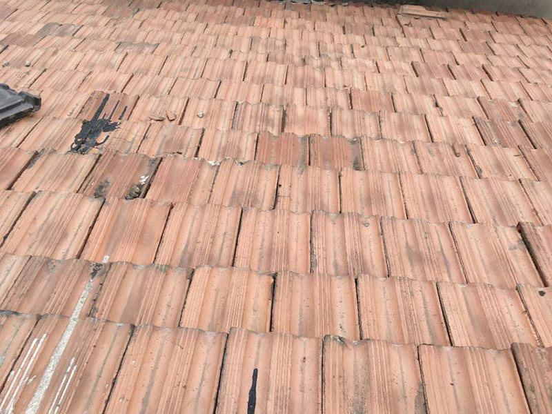 瓦房拆除防水維修：在屋頂擺列的椽子上，一般會加蓋一層木板，稱作望板，用以承托苫背和瓦件，除了木質望板之外，還有荊芭，瓦芭，席箔，葦箔，望磚等其他材料，在這一層上面使用泥灰做防水層，這個操作就是所謂的苫背。防水層先以白灰膏封閉望板的縫隙，再鋪青灰，類似于現在的混凝土，然后加上10厘米左右的灰背，以石灰和細粘土混合拍實，用以做剛性防水。瓦件的疊加總會有滲漏，這是第二道防線。當然還有使用類似現在金屬卷材的鉛錫背，防水性能更佳。