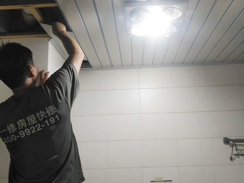 衛生間整體拆除方案：首先，拆除瓷磚時要用電，而電是從客廳臨時拉的，為了避免在施工過程中發生觸電的現象，將電拉進衛生間內。其次，舊房改造拆除瓷磚時可以用沖擊電鉆，這種工具方便快捷，可自由更換。但在使用前應檢查其是否靈活，可以通過空轉一分鐘的方法進行檢驗。用完之后及時進行清理。，梯子也是少不了的工具之一，它可以幫助工人拆掉處于高處的瓷磚，還可以架起臨時插座。拆磚應從下至上進行，在施工過程中對地面及時進行處理，以免因垃圾過多從而影響后面的工作。同時要處理好房內的防水層。拆除插座與水龍頭附近的瓷磚時應小心，以免損壞水電設備。