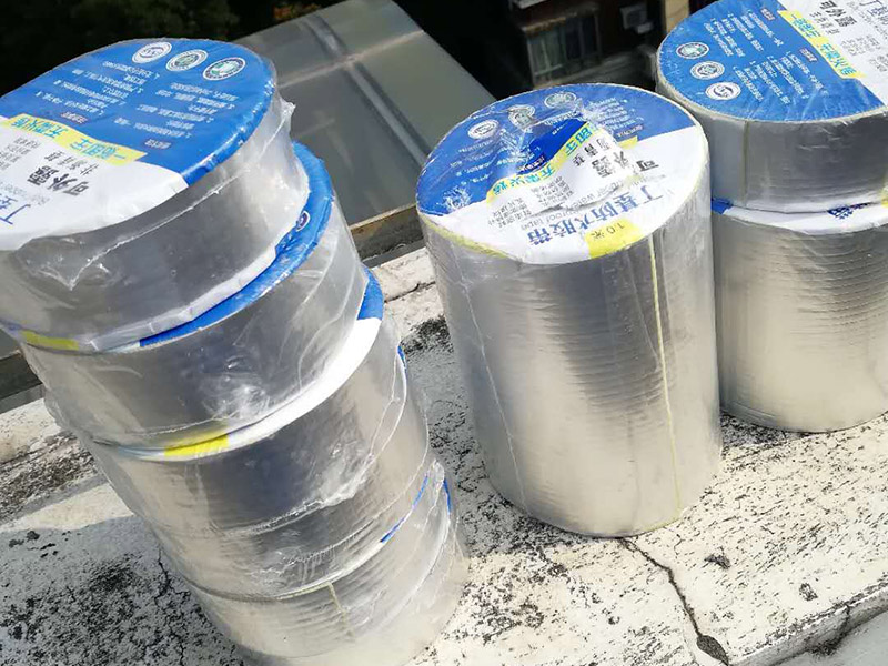 陽光房防水處理：陽光房防水還是結構防水比較好。材料防水的做法：在中空玻璃和窗框接觸的位置采用減震墊，然后以密封膠填充。鋼結構陽光房通常采用這種方法！、材料防水的弊端：密封材料在風雨雪的侵蝕下容易失效，裂紋，變脆。此外，密封膠對紫外線銘感，易老化。這種密封材料通常會在兩三年后失效，導致陽光房漏水。 　　結構防水的做法：EPDM膠條，密封膠條，爭強鋼板以及鋁合金型材和中空的連接方式決定了這種方法的科學性，因此這種防水效果極佳，即使膠條老化，更換膠條也是一件非常容易的事情。