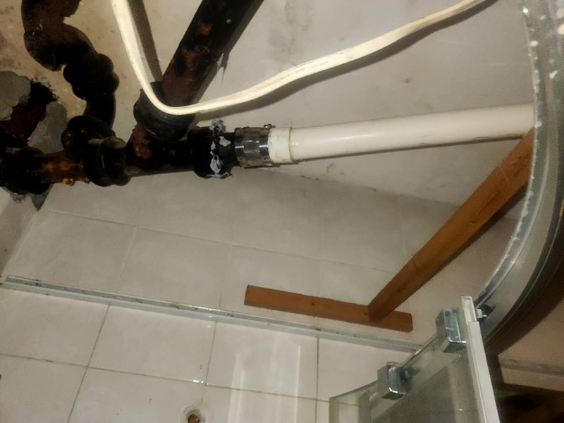 浴室水管維修更換：水管安裝后一定要進行增壓測試：增壓測試一般是在1.5倍水壓的情況下進行,在測試中應沒有漏水現象。 水管走頂最安全。主要是水路改造大部分走暗管，而水的特性是水往低處流。如果管路走地下，一但發生漏水很難及時發現，只有水漫金山或者地板變形以及漏到樓下，才會發現漏水，且由于水管暗埋很難查出漏水之處。這時巨大的損失更是無法挽回，甚至嚴重的影響了友好的鄰里關系;如果水管走頂部，可能水改時費用高些，但做為一項長遠投資來看，是值得的。水管走頂，即使漏水，也能夠及時發現，便于檢修，損失也較小。