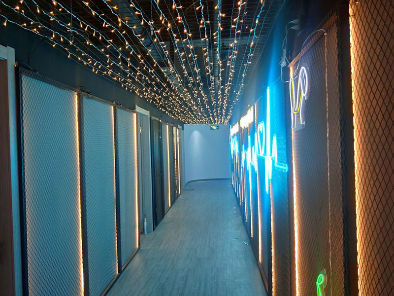 各類燈具安裝：先買好需要安裝的燈具，如果安裝的燈具比較高，需要準備好一個人字梯。安裝前要把電源總閘關閉，然后再把燈具放在要安裝的位置，旋緊螺絲將燈具固定在天花板上，最后打開總閘看是否有亮。安裝燈具時大多要鉆孔，所以使用沖擊鉆時要注意安全。