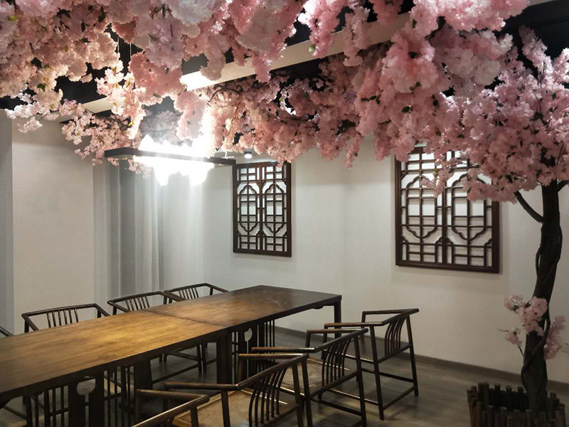 各類燈具安裝：先買好需要安裝的燈具，如果安裝的燈具比較高，需要準備好一個人字梯。安裝前要把電源總閘關閉，然后再把燈具放在要安裝的位置，旋緊螺絲將燈具固定在天花板上，最后打開總閘看是否有亮。安裝燈具時大多要鉆孔，所以使用沖擊鉆時要注意安全。