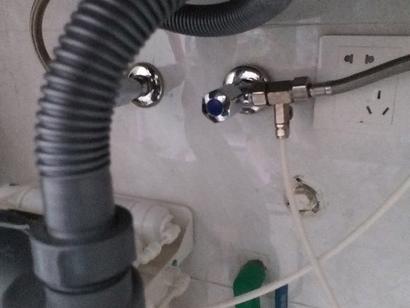 水龍頭角閥更換：關(guān)水管總閘，讓斷掉處的水管內(nèi)的水流干。小區(qū)總閘一般是在樓梯間，電梯間，開關(guān)就在水表旁邊。讓開關(guān)垂直水管即為關(guān)閉。將斷頭管鋸開了一個(gè)小口，接下來(lái)，就用平口一字螺絲刀，和小榔頭，將斷頭鑿出。用平口螺絲刀刀口對(duì)準(zhǔn)斷頭剛被鋸條鋸出的口子的旁邊的管壁，然后用榔頭敲擊螺絲刀的木柄頂部，這樣便可輕易剔除斷頭，只要打開一個(gè)小口，后面的用螺絲刀輕輕一撮就全部掉了。 最后安裝角閥或者水龍頭了，需要提前買好匹配的水龍頭或者角閥。在安裝之前，需要先將水膠帶纏繞在角閥或水龍頭絲口上，可以稍微弄點(diǎn)水濕潤(rùn)一下，更好纏繞，纏繞的時(shí)候要采用逆時(shí)針?lè)较蚶p繞。