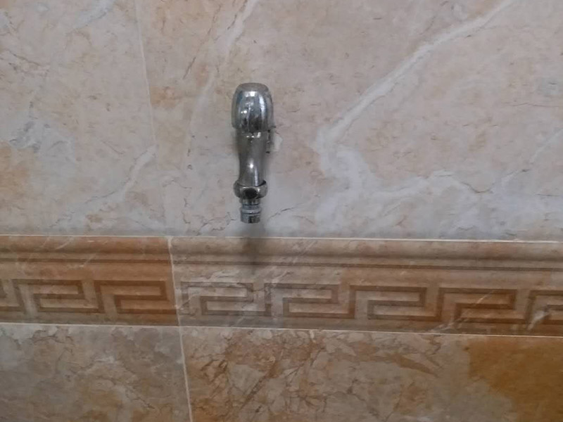 水龍頭角閥更換：關(guān)水管總閘，讓斷掉處的水管內(nèi)的水流干。小區(qū)總閘一般是在樓梯間，電梯間，開關(guān)就在水表旁邊。讓開關(guān)垂直水管即為關(guān)閉。將斷頭管鋸開了一個(gè)小口，接下來(lái)，就用平口一字螺絲刀，和小榔頭，將斷頭鑿出。用平口螺絲刀刀口對(duì)準(zhǔn)斷頭剛被鋸條鋸出的口子的旁邊的管壁，然后用榔頭敲擊螺絲刀的木柄頂部，這樣便可輕易剔除斷頭，只要打開一個(gè)小口，后面的用螺絲刀輕輕一撮就全部掉了。 最后安裝角閥或者水龍頭了，需要提前買好匹配的水龍頭或者角閥。在安裝之前，需要先將水膠帶纏繞在角閥或水龍頭絲口上，可以稍微弄點(diǎn)水濕潤(rùn)一下，更好纏繞，纏繞的時(shí)候要采用逆時(shí)針?lè)较蚶p繞。