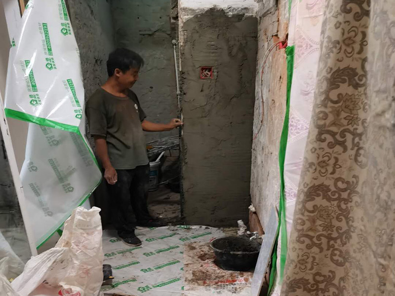 水電管道布線：工人按走向進(jìn)行墻面或地面開槽，開槽過程中，不允許出現(xiàn)墻面橫向開槽大于30cm的現(xiàn)象，因?yàn)闄M向開槽將破壞整樓的承重，使得抗震能力降低而且墻面容易開裂。如果是保溫墻的話，開很長的橫槽有可能會(huì)導(dǎo)致開槽上部的保溫層整體脫落。墻面開槽一般都應(yīng)該是豎向垂直開槽。 埋入管線(包括布線和接好管道)和暗盒，電路施工時(shí)先安裝管路，然后再穿導(dǎo)線，這樣可以避免將來換線出現(xiàn)導(dǎo)線無法抽動(dòng)的現(xiàn)象。穿管不能使用軟管，防止出現(xiàn)死角。同時(shí)電路接頭不要裸露在外面，應(yīng)該安裝在線盒內(nèi)，分線盒之間不允許有接頭。