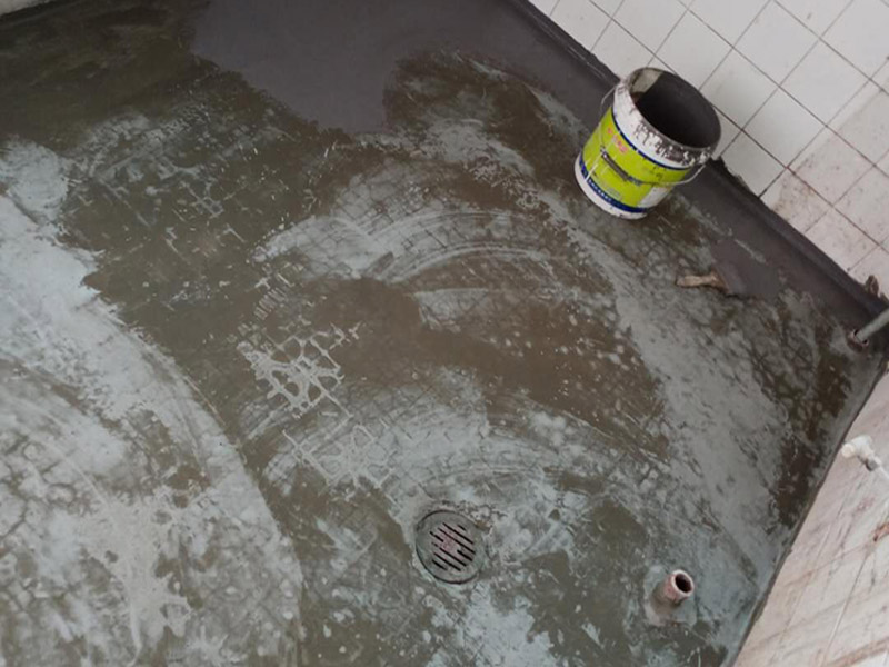 衛生間防水貼磚：在地面用水泥砂漿找平一次，等它干透后再做防水。一般的防水施工要做2到3遍，而且防水的順序也是有講究的，比如，要先做完墻面防水再貼墻磚，其次才可以做地面防水，再貼地磚。因為地面經常會踩來踩去，地面防水如果先做了會很容易踩壞。一般情況下，在2到3遍的防水層全部做好后，會有5到7天的固化期，所以自然的，貼瓷磚肯定是要等到這之后才能做。