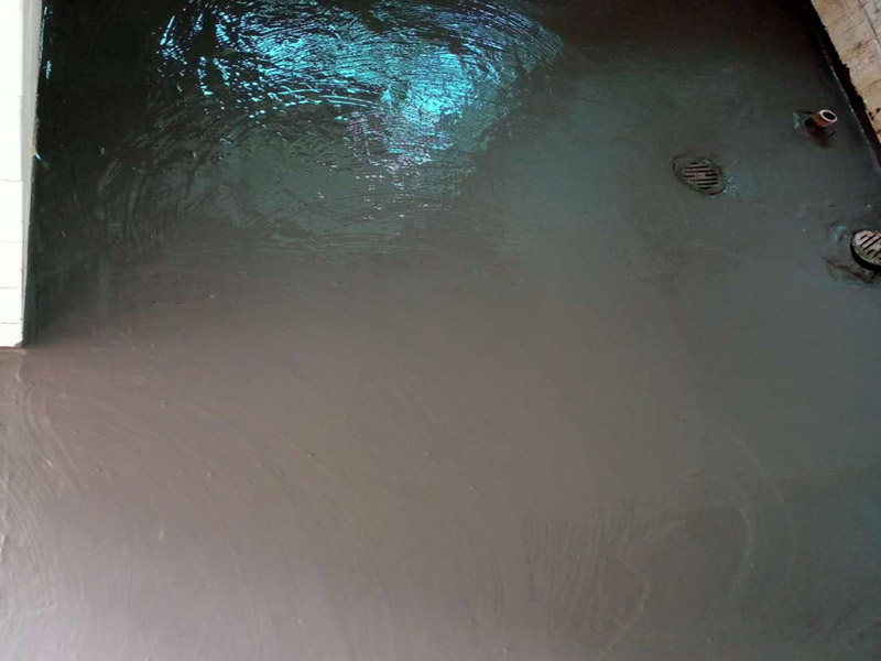 衛生間防水貼磚：在地面用水泥砂漿找平一次，等它干透后再做防水。一般的防水施工要做2到3遍，而且防水的順序也是有講究的，比如，要先做完墻面防水再貼墻磚，其次才可以做地面防水，再貼地磚。因為地面經常會踩來踩去，地面防水如果先做了會很容易踩壞。一般情況下，在2到3遍的防水層全部做好后，會有5到7天的固化期，所以自然的，貼瓷磚肯定是要等到這之后才能做。