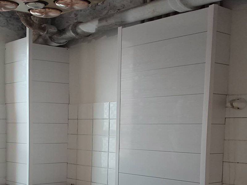 衛生間防水貼磚：在地面用水泥砂漿找平一次，等它干透后再做防水。一般的防水施工要做2到3遍，而且防水的順序也是有講究的，比如，要先做完墻面防水再貼墻磚，其次才可以做地面防水，再貼地磚。因為地面經常會踩來踩去，地面防水如果先做了會很容易踩壞。一般情況下，在2到3遍的防水層全部做好后，會有5到7天的固化期，所以自然的，貼瓷磚肯定是要等到這之后才能做。