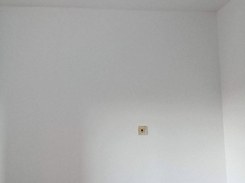臥室墻面翻新：首先在做翻新的時候一定要把之前的墻面給處理干凈，粉化嚴重的一定要鏟除干凈。由于之前的墻面有刷過油漆和乳膠漆，所在做完鏟除后一定要做打磨處理，將原來墻體上的結實的表皮及浮沉全部清理掉，如果說墻體出現小部分的凹陷以及裂縫的話可以用膩子稍微填補一下。在修補的過程中要是沒有做到全面，并且上漆過程已經做了的話那就會顯得相當的麻煩，上漆工程完成后的話再對沒有修補到的地方進行修補的話就會很難達到預想效果，最大的問題就是會導致色差的問題，所以在修補的時候一定要做到仔細、全面，不要為后面的工程造成負擔。在上面漆之前要裝油漆按照漆桶的說明配比及涂刷，要準備足夠的量，保證顏色的相同，不要因為量少缺量后來進行后補，這樣很容易發生色差的問題。刷面漆時要選擇質量好的刷漆滾筒，這樣刷出來的質地才會更加的均勻好看。
