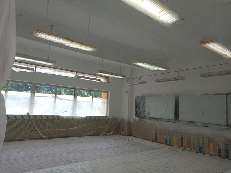 幼兒園翻新裝修:基層處理：將墻面起皮及松動處清除干凈，并用水泥砂漿補抹。有裂縫的地方一般用牛皮紙帶和白乳膠貼住裂縫。一般輕體墻和保溫墻等非承重墻需要貼布，盡量選擇質地好一點的墻布和白乳膠或網格布，網格布相對防裂效果會更好一點。 刷界面劑：界面劑能夠增強對基層的粘結力，避免了抹灰層空鼓、起殼的現象，從而代替人工鑿毛處理，省時省力。在刷界面劑時，一定都要刷到刷勻。 墻面找平：凹凸不平的墻面需要找平，對于墻面不平的地方要用粉刷石膏找平，使得墻面的誤差不超過3毫米。陰陽角如果不直的話，也需要用粉刷石膏，并且用靠尺靠直。 打磨：打磨是漆工步驟中很關鍵的一步，打磨好了，最后上漆的效果才能好。盡量用較細的砂紙，如果砂紙太粗的話會留下很深的砂痕。 刷面漆：不要加過量的水，會影響漆膜厚度、手感和漆膜的硬度。盡量選擇好一點的工具。涂刷主要注意墻角、每滾中間接茬部分和收漆方向。面漆一般刷兩遍即可。