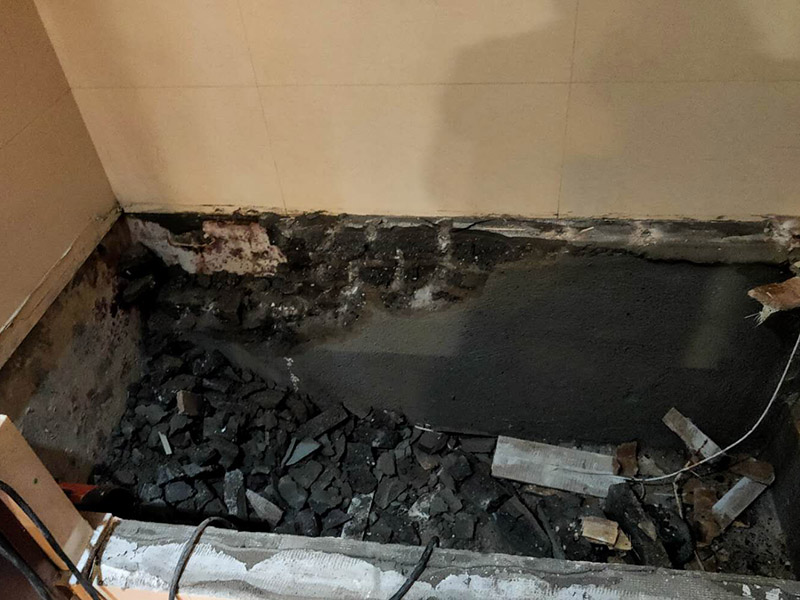 磚砌浴缸拆除防水：一般衛浴間滲漏水都是建筑的細部構造出了問題。地漏、墻角、管根這3個地方由于接口較多，易出現縫隙，因此這3個地方一般比較容易出現滲漏水。此外，若浴缸或是淋浴房下水口與下水管接口不嚴密，容易發生縫隙，出現滲漏水。衛浴間的防水工作要做好，不然出現漏水問題是挺麻煩的事。 由于涂料能嚴密地包住管道與地面，滲入縫隙，干燥后不會收縮，因此比防水水泥等剛性材料更適合用于衛浴間這種管道、縫隙較多的小面積房屋。
