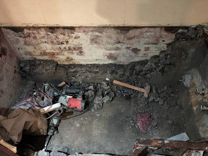 磚砌浴缸拆除防水：一般衛浴間滲漏水都是建筑的細部構造出了問題。地漏、墻角、管根這3個地方由于接口較多，易出現縫隙，因此這3個地方一般比較容易出現滲漏水。此外，若浴缸或是淋浴房下水口與下水管接口不嚴密，容易發生縫隙，出現滲漏水。衛浴間的防水工作要做好，不然出現漏水問題是挺麻煩的事。 由于涂料能嚴密地包住管道與地面，滲入縫隙，干燥后不會收縮，因此比防水水泥等剛性材料更適合用于衛浴間這種管道、縫隙較多的小面積房屋。
