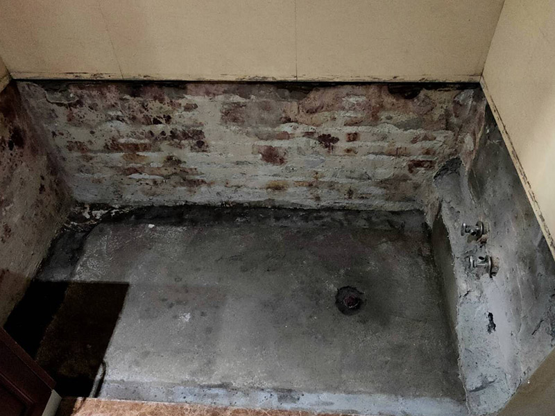 磚砌浴缸拆除防水：一般衛浴間滲漏水都是建筑的細部構造出了問題。地漏、墻角、管根這3個地方由于接口較多，易出現縫隙，因此這3個地方一般比較容易出現滲漏水。此外，若浴缸或是淋浴房下水口與下水管接口不嚴密，容易發生縫隙，出現滲漏水。衛浴間的防水工作要做好，不然出現漏水問題是挺麻煩的事。 由于涂料能嚴密地包住管道與地面，滲入縫隙，干燥后不會收縮，因此比防水水泥等剛性材料更適合用于衛浴間這種管道、縫隙較多的小面積房屋。