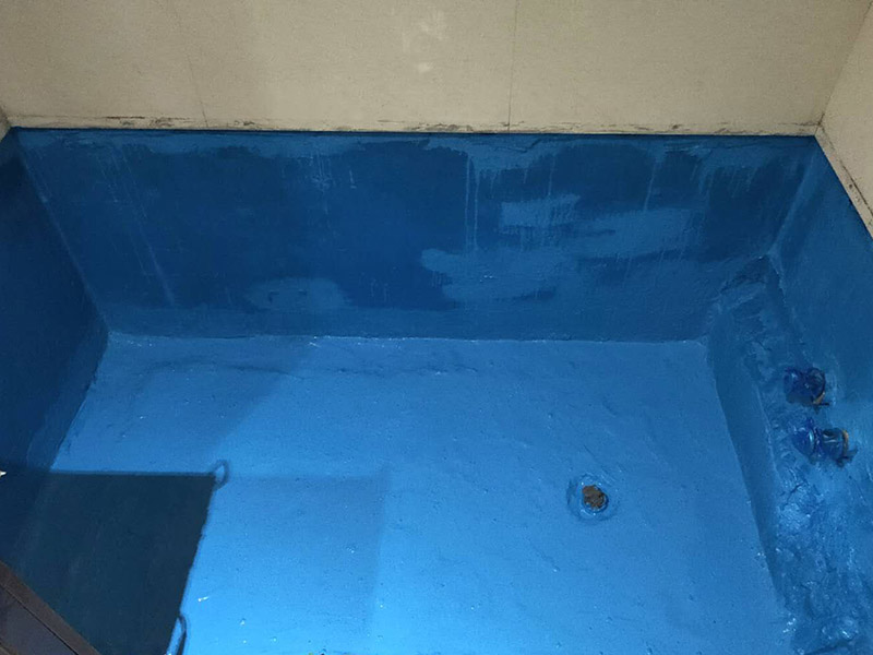 磚砌浴缸拆除防水：一般衛浴間滲漏水都是建筑的細部構造出了問題。地漏、墻角、管根這3個地方由于接口較多，易出現縫隙，因此這3個地方一般比較容易出現滲漏水。此外，若浴缸或是淋浴房下水口與下水管接口不嚴密，容易發生縫隙，出現滲漏水。衛浴間的防水工作要做好，不然出現漏水問題是挺麻煩的事。 由于涂料能嚴密地包住管道與地面，滲入縫隙，干燥后不會收縮，因此比防水水泥等剛性材料更適合用于衛浴間這種管道、縫隙較多的小面積房屋。