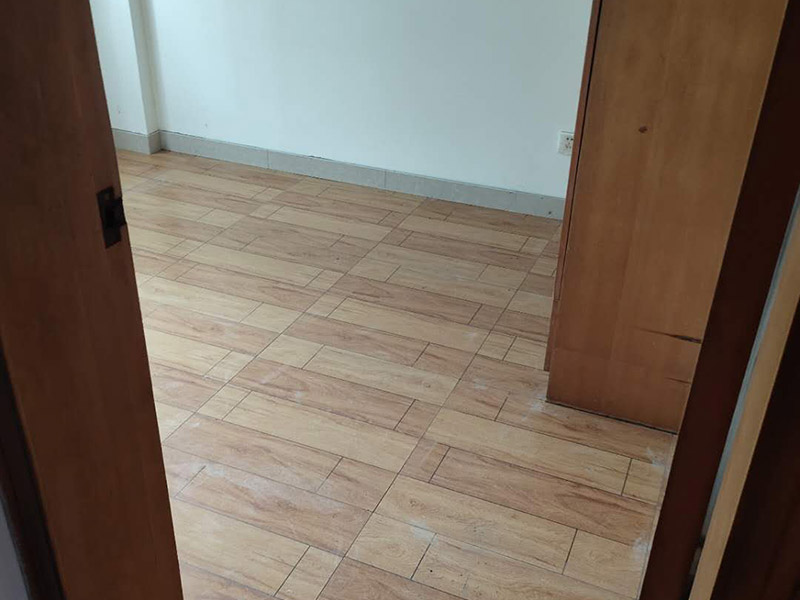舊地板翻新：1、舊地板翻新前應確保屋內的潔凈，搬出屋內所有物品。2、將地板原有表面打磨掉1-2毫米。 3、然后進行刮膩子、上色、上漆、上蠟拋光。我們要特別重視刷漆這一步驟，一般刷一遍底漆，兩遍面漆，遇到地板表面存有瑕疵的情況需多刷幾遍底漆。
