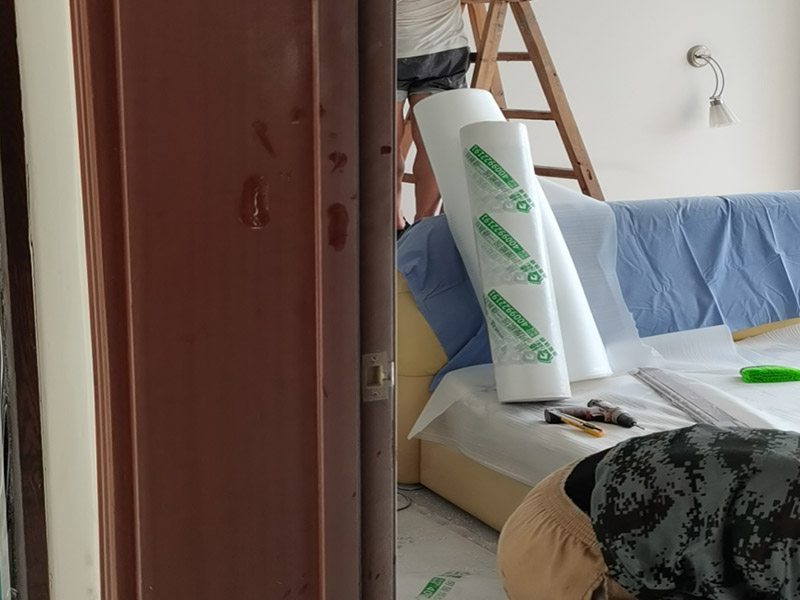 家具保護(hù)措施：1、做好入戶門保護(hù) 　　各類裝修物料的進(jìn)場(chǎng)、建筑裝修的清理都必須經(jīng)過(guò)入戶門。在對(duì)物品進(jìn)行搬運(yùn)時(shí)，難免會(huì)與入戶門發(fā)生磕碰及摩擦。因此，在進(jìn)行成品保護(hù)時(shí)，我們首先要做好入戶門的保護(hù)。 　　建議，在裝修開(kāi)工前知道家具家電進(jìn)場(chǎng)，都應(yīng)當(dāng)使用成品保護(hù)膜將入戶門進(jìn)行包裹。 　　2、做好水電改造期間的成品保護(hù) 　　水電改造是基礎(chǔ)裝修，水電裝修的質(zhì)量好壞，直接決定著后期的施工和使用。因此，在進(jìn)行水電改造時(shí)，同樣需要做好成品保護(hù)工作。水電改造完成后，應(yīng)當(dāng)對(duì)各種管線進(jìn)行規(guī)范的固定，以防脫落;對(duì)裸露的線頭要進(jìn)行包裹，以防發(fā)生觸電的危險(xiǎn);做好地面裸線管的固定和保護(hù)，防止被踩壞。同時(shí)，在搬運(yùn)物料時(shí)，也不要破壞地面鋪設(shè)的管線。 　　3、做好瓷磚、地板的鋪貼保護(hù) 　　進(jìn)行裝修施工時(shí)，磁環(huán)邊鋪邊勾縫，在崗鋪設(shè)的瓷磚、地板上堆放雜物、走動(dòng)踩踏，地板沒(méi)有使用成品保護(hù)膜覆蓋等都會(huì)影響瓷磚及地板的鋪貼效果，使瓷磚出現(xiàn)施工質(zhì)量問(wèn)題。
