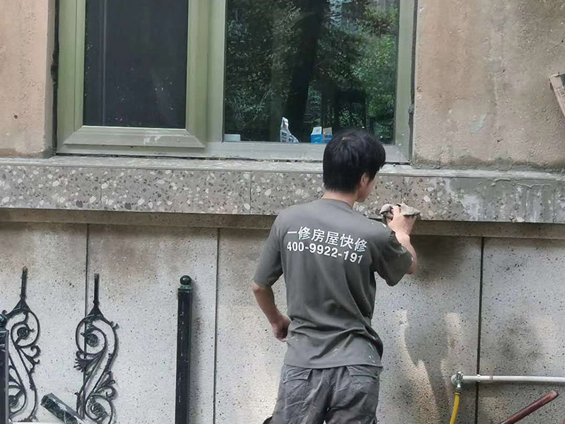 欄桿刷漆翻新：首先不能直接對生銹的欄桿刷漆，這樣達不到維護的效果，因為基層不穩定，新刷的漆后期更容易開裂生銹的，而且這樣刷出來的欄桿表面凹凸不平不光滑，影響美觀，使用的時間也不長久。不論是在刷底漆還是面漆時都要保證欄桿銜接處涂刷到位，避免出現不均勻現象。 其次在陽臺地面做好鋪墊，只是針對欄桿局部刷漆，要防止油漆滴到地上。用鐵刷子和砂紙打磨掉殘留的漆和銹片，打磨后清理干凈再刷一層水性防銹漆起到隔離的效果。 再者刷完防銹漆底漆等干燥后再來刷面漆，面漆的顏色最好根據原欄桿的顏色來選擇。