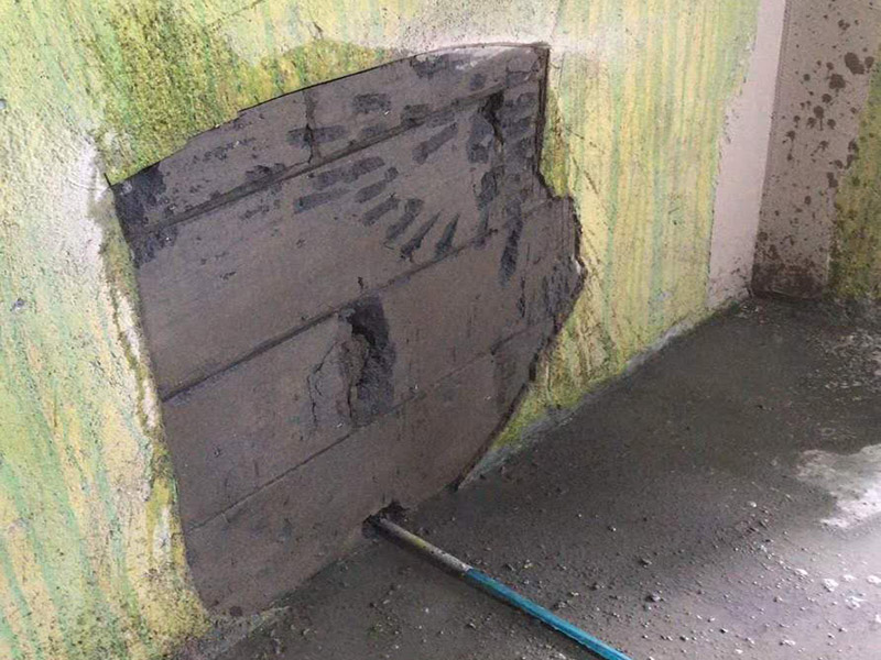 墻面空鼓修補：1、用切割機沿著空鼓的地方切割出空鼓范圍，刀口深度要掌握，并比實際空鼓范圍稍大，不能用鏨子鑿，那樣可能會造成空鼓范圍越來越大。 2、基層清理干凈，用水潤濕，用1:3水泥砂漿分兩次修補，抹壓，然后批膩子，刷墻漆。如果是混凝土基層，修補前應涂刷混凝土界面劑，否則還會空鼓。