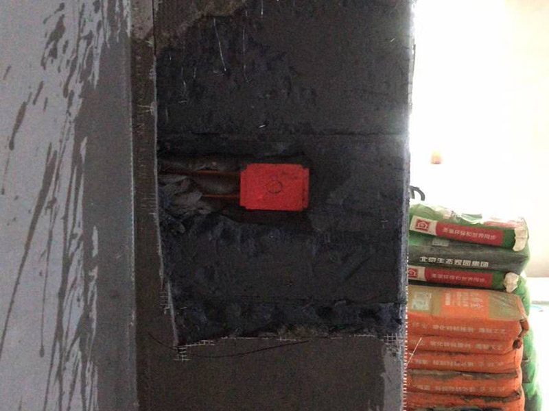 墻面空鼓修補：1、用切割機沿著空鼓的地方切割出空鼓范圍，刀口深度要掌握，并比實際空鼓范圍稍大，不能用鏨子鑿，那樣可能會造成空鼓范圍越來越大。 2、基層清理干凈，用水潤濕，用1:3水泥砂漿分兩次修補，抹壓，然后批膩子，刷墻漆。如果是混凝土基層，修補前應涂刷混凝土界面劑，否則還會空鼓。