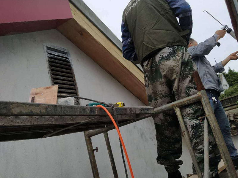 屋頂瓦房防水維修：其實首要的條是要找漏，主要是從屋頂?shù)母叱鐾吞幷衣ㄒ驗樗滋幜鳎┦紫仁强次蓓斢袥]有裂紋，原有的防水層有沒有老化掉，屋頂原有的SBS防水卷材有沒有氣泡，有氣泡的話就證已經(jīng)進入防水層的底部了，這樣就漏水了，還有屋頂上的天溝有沒有堵塞。  房屋漏水修補辦法,大都采用清理屋面、裂縫填平、裂縫密封、砂漿找平等維修方法。