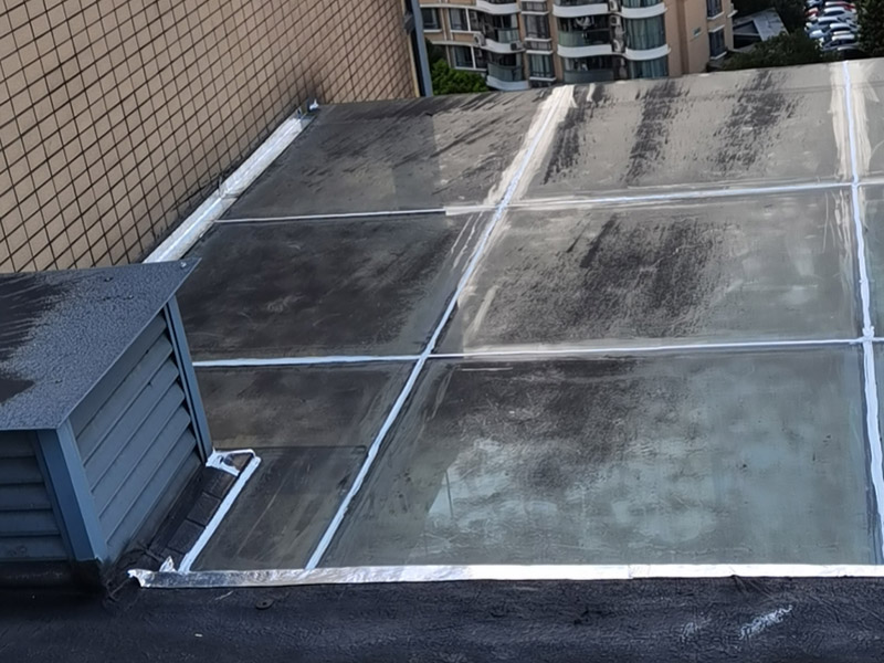 陽光房屋頂防水施工：1.首先確定漏水的位置，是墻體與鋁合金型材結合處，還是陽du光房型材玻璃之間漏水。 2.假設是墻zhi體與鋁合金型材結合處，這個比較麻煩，因為這種情況一般多發生于使用1年或者1年以上的陽光房，墻體和鋁材的結合位置，會有很大的滲水現象，僅僅打膠處理是不行的，治標不治本，過不了多久還會漏，這個必須要用sbs（瀝青防水卷材）處理，這樣才能真正做到防水.具體操作需要專業人員進行處理。 3.假設是陽光房型材與玻璃之間漏水，這里可以用防水膠處理的，一般可以選擇道康寧硅酮耐候密封膠。