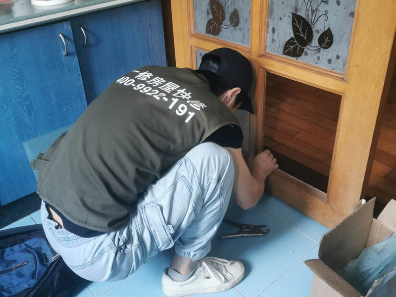 門窗玻璃更換：首先需要將炸裂的玻璃渣全都清理掉，那些卡在窗戶里的玻璃渣也要全都清干凈才行。而且需要將窗戶的尺寸全部量清楚，然后再去家具店量相應(yīng)的尺寸大小。 如果安裝玻璃的時候，發(fā)現(xiàn)尺寸錯了。還可以再去家具店重新量尺寸，千萬不能直接裝錯誤的尺寸。在安裝橡皮膠的之后，裝嵌玻璃，不能將它卡得太緊，在窗戶框架中應(yīng)該使用彈性比較好的橡皮膠。 如果已經(jīng)將玻璃全都安裝到框子里面之后，接下來需要仔細(xì)檢查自己安裝的是否牢固。而且需要安裝雙層的玻璃，因為現(xiàn)在的天氣里，單層的玻璃太容易炸裂了。