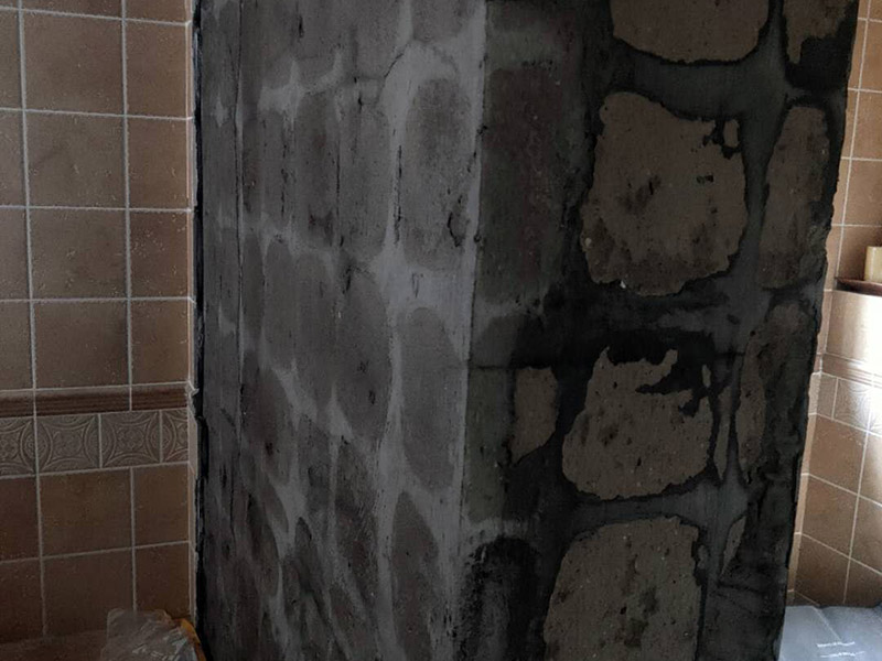 墻面瓷磚鋪貼：（1）基層處理：將塵土、雜物徹底清掃干凈，不得有空鼓、開裂及起砂等缺陷。 （2）彈線：施工前在墻體四周彈出標高控制線，在地面彈出十字線，以控制地磚分隔尺寸。 （3）鋪貼：鋪設選用1：3干硬性水泥砂漿，砂漿厚度25mm左右。鋪貼前將地磚背面濕潤，需正面干燥為宜。把地磚按照要求放在水泥砂漿上，用橡皮錘輕敲地磚飾面直至密實平整達到要求。 （4）勾縫：地磚鋪完后24h進行清理勾縫，勾縫前應先將地磚縫隙內雜質擦凈，用專用填縫劑勾縫。 （5）清理：施工過程中隨干隨清，完工后(一般宜在24h之后)再用棉紗等物對地磚表面進行清理。