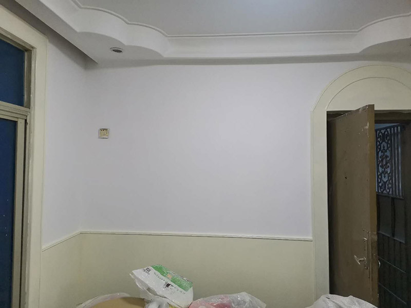 墻裙墻面翻新安裝:1．選擇墻裙，要根據市面積確定產品的種類和造型，如果房子面積有限，要盡量選取簡單型的墻裙，造型也要簡單些，以節省空間為主，更加注重空間的運用，這樣才不會顯得擁擠。 2．裝修好了再裝墻裙，往往不能統一風格，所以裝什么風格的墻裙，在裝修前就應該確定下來。尤其重要的是，墻裙一定要符合裝修的整體風格，如果是中式風格的裝修，選擇方格式式就會顯得格格不入，同樣，歐式的居室，裝進去一墻面的中式墻裙也會很怪異。 3.往墻面上固定，無需打底，我們有配套的底座，用釘槍把底座打到墻上，然后拿我們的板材往底座上扣合就行了。也解決了拐角、收邊、難的問題，我們都是有相應的型材。