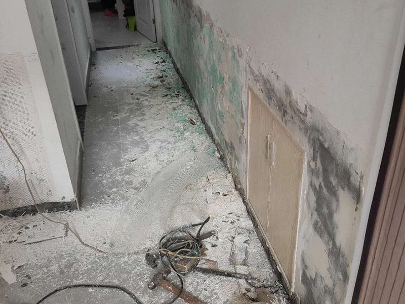 墻裙墻面翻新安裝:1．選擇墻裙，要根據市面積確定產品的種類和造型，如果房子面積有限，要盡量選取簡單型的墻裙，造型也要簡單些，以節省空間為主，更加注重空間的運用，這樣才不會顯得擁擠。 2．裝修好了再裝墻裙，往往不能統一風格，所以裝什么風格的墻裙，在裝修前就應該確定下來。尤其重要的是，墻裙一定要符合裝修的整體風格，如果是中式風格的裝修，選擇方格式式就會顯得格格不入，同樣，歐式的居室，裝進去一墻面的中式墻裙也會很怪異。 3.往墻面上固定，無需打底，我們有配套的底座，用釘槍把底座打到墻上，然后拿我們的板材往底座上扣合就行了。也解決了拐角、收邊、難的問題，我們都是有相應的型材。