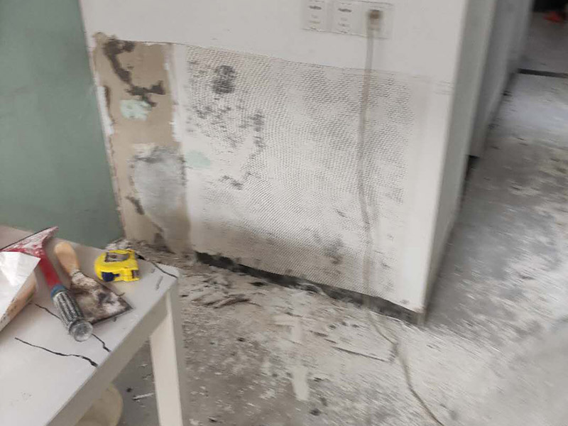 墻裙墻面翻新安裝:1．選擇墻裙，要根據市面積確定產品的種類和造型，如果房子面積有限，要盡量選取簡單型的墻裙，造型也要簡單些，以節省空間為主，更加注重空間的運用，這樣才不會顯得擁擠。 2．裝修好了再裝墻裙，往往不能統一風格，所以裝什么風格的墻裙，在裝修前就應該確定下來。尤其重要的是，墻裙一定要符合裝修的整體風格，如果是中式風格的裝修，選擇方格式式就會顯得格格不入，同樣，歐式的居室，裝進去一墻面的中式墻裙也會很怪異。 3.往墻面上固定，無需打底，我們有配套的底座，用釘槍把底座打到墻上，然后拿我們的板材往底座上扣合就行了。也解決了拐角、收邊、難的問題，我們都是有相應的型材。