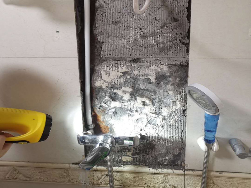 熱水器水管漏水維修：水管漏水修補(bǔ)要先找到漏水點，然后針對性修補(bǔ)，水管裂縫小可以直接將在漏水處涂抹上玻璃膠，但是要先關(guān)閉水閘、保持滲漏處干燥才能施工，玻璃膠干了之后才可以打開水閘，若是破損大，可將其切掉，用一節(jié)新水管和兩個接頭來修補(bǔ)，并在接頭處涂抹膠水密封。