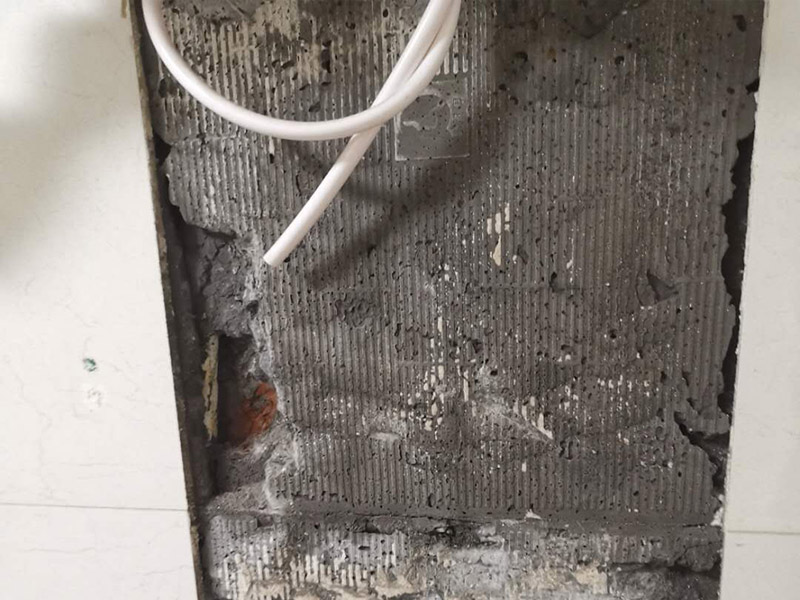 熱水器水管漏水維修：水管漏水修補(bǔ)要先找到漏水點，然后針對性修補(bǔ)，水管裂縫小可以直接將在漏水處涂抹上玻璃膠，但是要先關(guān)閉水閘、保持滲漏處干燥才能施工，玻璃膠干了之后才可以打開水閘，若是破損大，可將其切掉，用一節(jié)新水管和兩個接頭來修補(bǔ)，并在接頭處涂抹膠水密封。
