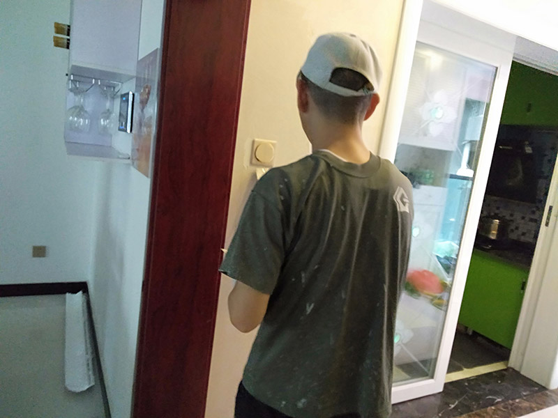 客廳背景墻翻新：電視背景墻五花八門，在選擇的時候一定要看看家里原本的裝修色調是怎樣的，一定要做好色調的搭配，這樣才不會太突兀，不能一味的追求電視背景墻單獨的美感，與整間房間色調和諧才能看著更順眼。 裝修的時候一定要找專業的人員裝修，哪怕只是周圍的一圈茶色的玻璃，如果玻璃膠打不好的話，也是很難看的，而且還有可能過一段時間脫落，所以還是一次性到位的好。