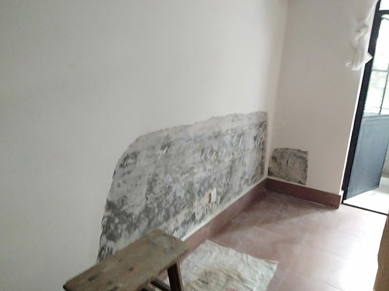 墻面局部鏟除防水：1、清理墻面：以鏟刀清除墻面已松動的膩子層。用鏟刀無法清除的膩子層，可以用小錘子輕輕敲擊，如果沒有空鼓的聲音，并且敲后仍不松動的地方可以保留原有的基層。 2、清洗墻面：用清潔水或洗滌靈將表面的浮塵、油污進行徹底清洗干凈，然后用高壓水槍進行徹底沖洗，清除已粉化的涂層。 3、修補墻面： （1）基層起皮的處理方法：鋼絲刷刷掉起皮的涂料面層，刷界面劑，重新進行涂料施工。 （2）基層裂縫的處理方法：開V型槽，掛抗堿玻纖網格布，水泥砂漿抹面，批刮柔性膩子，進行涂料施工。 （3）基層空鼓的處理方法：云石機切出空鼓的墻面，薄而多遍的水泥砂漿抹面，達到原有墻面的高度，刷界面劑，然后進行涂料施工。