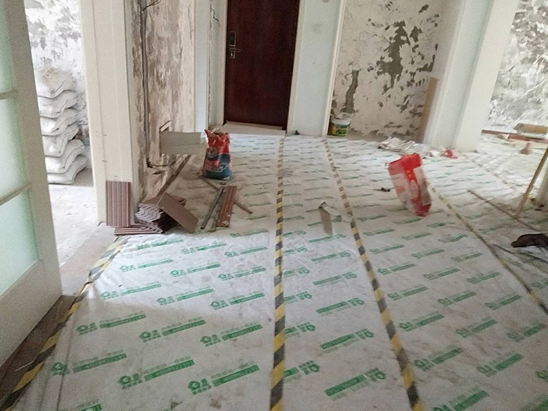 全屋墻面翻新：在墻面翻新前，需要先將舊漆面鏟除干凈，之后在進行打磨，將墻面的浮沉雜物都清理干凈。如果墻面有凹凸不平的情況，要先用膩子修補，如果墻面出現空鼓的現象，也要將整面的墻皮進行鏟除，才能做后續的處理。膩子的處理重點有兩點注意事項，一是在刮膩子之前，要把墻面的平整度用尺子測試好，如果有不平整的位置，就需要用膩子實行多次的修補，而在每一次刮完膩子之后，還需要用砂紙對墻面實行打磨，使得墻面更加的平整光滑。在涂刷時應當遵照一底兩面的原則，即刷1遍底漆，再刷2遍面漆，要留意的是，兩次涂刷的時間不可以太近，要確