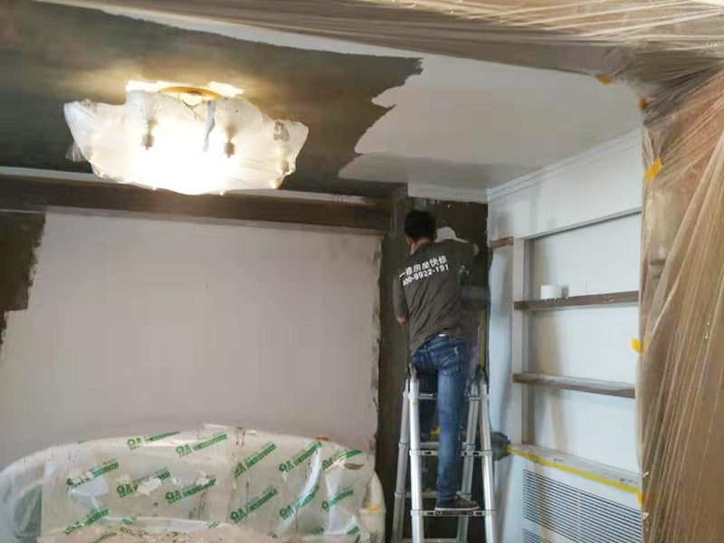 全屋墻面翻新及保護方案：舊墻面翻新基層處理從專業角度看，翻新流程應有下列幾個環節組成：了解工程概況→工程視查→測試病變→提出建議→施工方案→準備工作→施工過程→驗收 舊墻面翻新基層處理從專業角度看,翻新流程應有下列幾個環節組成:了解工程概況→工程視查→測試病變→提出建議→施工方案→準備工作→施工過程→驗收 瓷磚、地板施工時，經常有些會忽略了成品保護這步，直接在港普的瓷磚、地板上堆放東西。，甚至直接就在上面走動了。其實，在沒有使用覆蓋膜之前，這些都是錯誤的，會對鋪貼效果產生很大影響。正確的做法是，在瓷磚干固以前，禁止在上面走動或堆放東西；還要覆蓋專門的保護膜，以免裝修的沙子磨傷地面，或者有色涂料沾上地板，還有造成瓷磚高低不平等。
