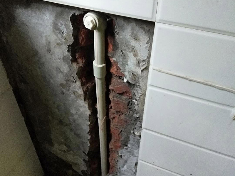 水管漏水維修：水管漏水修補要先找到漏水點，然后針對性修補，水管裂縫小可以直接將在漏水處涂抹上玻璃膠，但是要先關(guān)閉水閘、保持滲漏處干燥才能施工，玻璃膠干了之后才可以打開水閘，若是破損大，可將其切掉，用一節(jié)新水管和兩個接頭來修補，并在接頭處涂抹膠水密封。