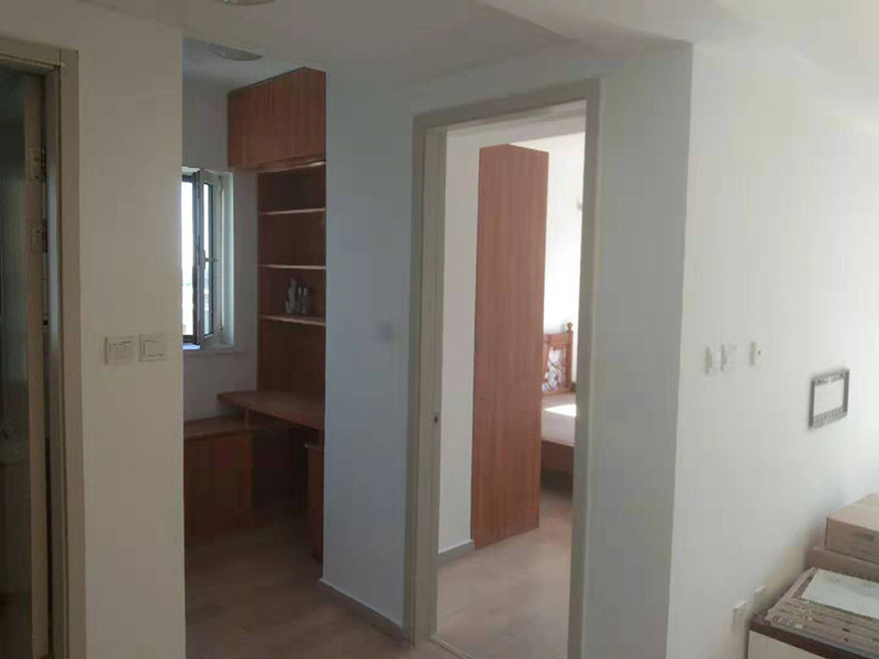 全屋刮大白裝修：刮大白就是在水泥毛糙面上 ，用建筑用的大白粉將墻面刮平刷白，具體步驟首先要基層處理把原有的大白戧掉，查看墻面上有沒有縫隙，釘子凹槽，銹點。 有縫隙的要填滿石膏，刷墻固墻鏈，之后在房屋頂棚都要滿刮石膏，然后在刮大白，刮大白比較重要，至少要全面的刮兩遍。干后在用打磨砂紙把小包和刮板印道子等磨掉，最后一步就是刷或者噴乳膠漆。