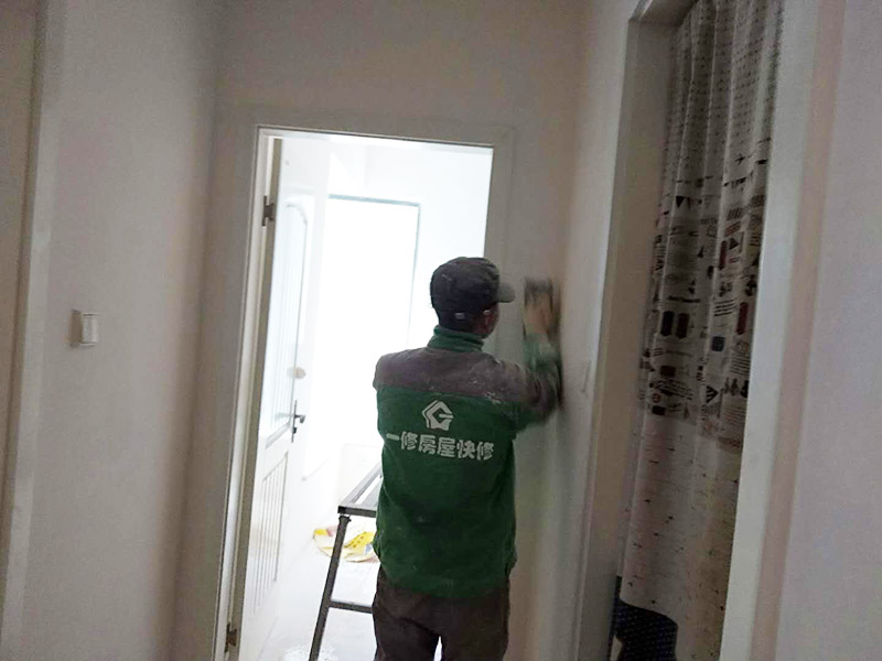 乳膠漆墻面翻新：如果原墻是乳膠漆，且基礎強度較好，經簡單打毛修補后可以直接刷漆，但要注意不要破壞原墻漆膜的完整性，也不要用比原墻乳膠漆附著力好太多的乳膠漆，否則容易起皮脫落；如果原墻是刮瓷，則必須產掉重做，其實在這方面只要掌握一個原則，即同等性質才能翻新，否則就必須重來。 如果原墻面的漆已經不好了的話，再刷上乳膠漆會把以前的乳膠漆泡下來，可以選鮮呼吸SBS強力膠、鮮呼吸卓越型白膠，再刮一遍膩子打磨后再刷乳膠漆。另外，如果經濟條件允許，而你對原墻質量又不滿意的話，建議最好重做。因為墻面的處理是整個裝修過程中最骯臟的部分，千萬不要圖省事，否則以后會很麻煩。