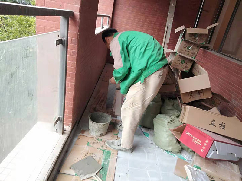 踢腳線安裝：首先需要購買好與地面相匹配的地腳線，一般情況，選擇地腳線的顏色應該與鋪設的地板相似，這樣看起來會更美觀。接著將墻面進行處理，對于不平整的墻面應該車平，還需要講墻面的灰塵處理干凈，在平整無凹凸的墻面上進行施工，同時也需要對踢腳線的位置進行測量。測量出安裝踢腳線的長度之后，根據墻面的長度，切割同樣長度的踢腳線。把踢腳線安裝在墻面上，需要對墻面進行鉆孔，鉆孔結束后可以使用地板釘將其固定在墻面上。最后基本可以結束了，安裝完畢之后，可以用濕布對踢腳線位置進行擦洗，進行衛生清理后就可結束了。