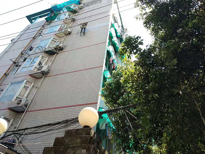 高空外墻防水施工:將局部開裂、起鼓的外墻涂料層鑿開至墻面基層,將窗框與墻體的結合處開裂的涂層揭開,并將所有鑿開和脫落的墻面用軟質刷子清掃干凈,保證其中不存在任何塵土、水泥渣等松散顆粒及松動的涂料塊.用JS防水涂料對墻面進行整體涂刷,要求涂刷多遍達到一定的厚度,以能發揮防水材料的最佳性能為準.使墻面顏色均勻,平整美觀.