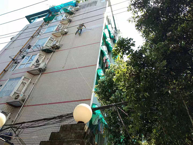 高空外墻防水施工:將局部開裂、起鼓的外墻涂料層鑿開至墻面基層,將窗框與墻體的結合處開裂的涂層揭開,并將所有鑿開和脫落的墻面用軟質刷子清掃干凈,保證其中不存在任何塵土、水泥渣等松散顆粒及松動的涂料塊.用JS防水涂料對墻面進行整體涂刷,要求涂刷多遍達到一定的厚度,以能發揮防水材料的最佳性能為準.使墻面顏色均勻,平整美觀.