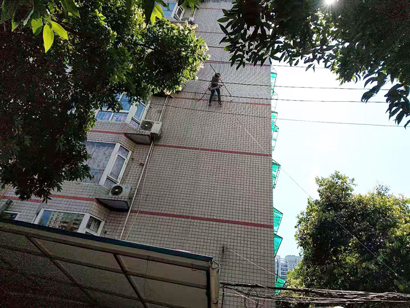 高空外墻防水施工:將局部開裂、起鼓的外墻涂料層鑿開至墻面基層,將窗框與墻體的結合處開裂的涂層揭開,并將所有鑿開和脫落的墻面用軟質刷子清掃干凈,保證其中不存在任何塵土、水泥渣等松散顆粒及松動的涂料塊.用JS防水涂料對墻面進行整體涂刷,要求涂刷多遍達到一定的厚度,以能發揮防水材料的最佳性能為準.使墻面顏色均勻,平整美觀.