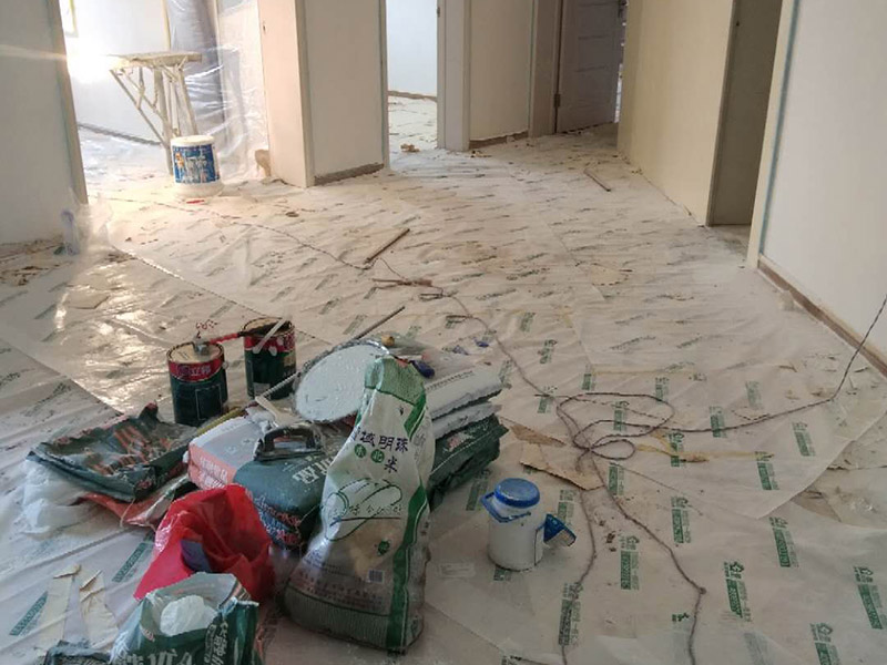 全屋整體裝修翻新：在墻面翻新前，需要先將舊漆面鏟除干凈，之后在進行打磨，將墻面的浮沉雜物都清理干凈。如果墻面有凹凸不平的情況，要先用膩子修補，如果墻面出現空鼓的現象，也要將整面的墻皮進行鏟除，才能做后續的處理。 膩子的處理重點有兩點注意事項，一是在刮膩子之前，要把墻面的平整度用尺子測試好，如果有不平整的位置，就需要用膩子實行多次的修補，而在每一次刮完膩子之后，還需要用砂紙對墻面實行打磨，使得墻面更加的平整光滑。 油漆的涂刷是墻面翻新至關重要的一步。在涂刷時應當遵照一底兩面的原則，即刷1遍底漆，再刷2遍面漆，要留意的是，兩次涂刷的時間不可以太近，要確保前一遍的涂刷油漆已經干了之后，才可以接著進行下一遍的涂刷，這樣才能確保涂刷質量。