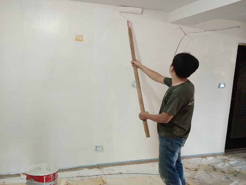 全屋整體裝修翻新：在墻面翻新前，需要先將舊漆面鏟除干凈，之后在進行打磨，將墻面的浮沉雜物都清理干凈。如果墻面有凹凸不平的情況，要先用膩子修補，如果墻面出現空鼓的現象，也要將整面的墻皮進行鏟除，才能做后續的處理。 膩子的處理重點有兩點注意事項，一是在刮膩子之前，要把墻面的平整度用尺子測試好，如果有不平整的位置，就需要用膩子實行多次的修補，而在每一次刮完膩子之后，還需要用砂紙對墻面實行打磨，使得墻面更加的平整光滑。 油漆的涂刷是墻面翻新至關重要的一步。在涂刷時應當遵照一底兩面的原則，即刷1遍底漆，再刷2遍面漆，要留意的是，兩次涂刷的時間不可以太近，要確保前一遍的涂刷油漆已經干了之后，才可以接著進行下一遍的涂刷，這樣才能確保涂刷質量。