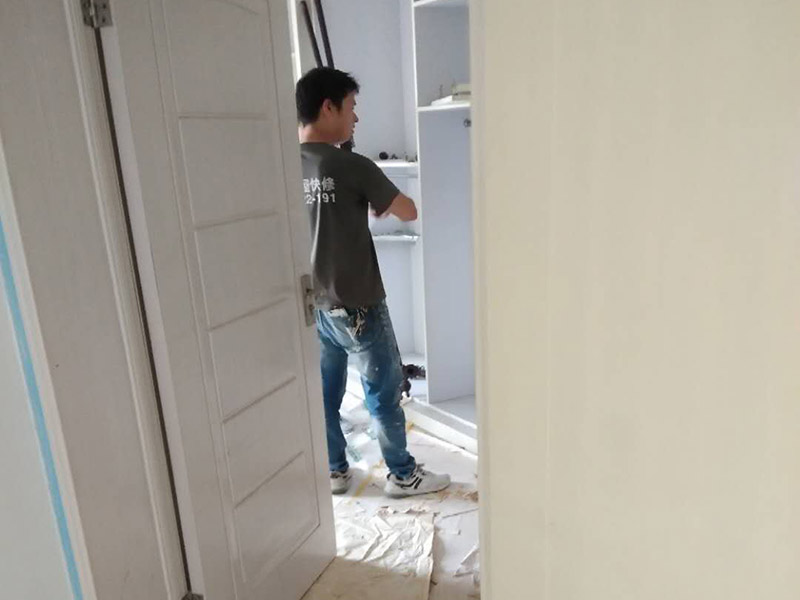 全屋整體裝修翻新：在墻面翻新前，需要先將舊漆面鏟除干凈，之后在進行打磨，將墻面的浮沉雜物都清理干凈。如果墻面有凹凸不平的情況，要先用膩子修補，如果墻面出現空鼓的現象，也要將整面的墻皮進行鏟除，才能做后續的處理。 膩子的處理重點有兩點注意事項，一是在刮膩子之前，要把墻面的平整度用尺子測試好，如果有不平整的位置，就需要用膩子實行多次的修補，而在每一次刮完膩子之后，還需要用砂紙對墻面實行打磨，使得墻面更加的平整光滑。 油漆的涂刷是墻面翻新至關重要的一步。在涂刷時應當遵照一底兩面的原則，即刷1遍底漆，再刷2遍面漆，要留意的是，兩次涂刷的時間不可以太近，要確保前一遍的涂刷油漆已經干了之后，才可以接著進行下一遍的涂刷，這樣才能確保涂刷質量。