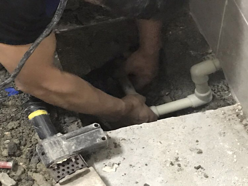 管道檢測更換維修：這個要取決于你的衛生間是否帶有沉箱。如果帶有沉箱，所有的排水口的管都是鋪設在沉箱下面，在通過沉箱的排水管通道排水總管去的，那樣我們只需要在沉箱里面的管道進行改動即可； 如果是不帶沉箱，一種辦法就是不夠過排水管的位置進行局部抬高，一種就是通過穿樓板將排水管放置在樓板下面進行改動鋪設，但是這個是要自建房或者別墅才能進行，如果是商品房做不了，必須得抬高，一般商品房都是沉箱了的。